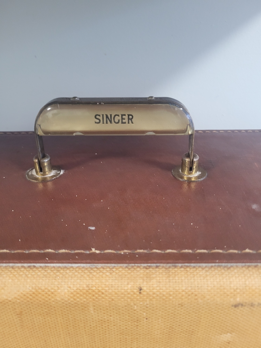 Vintage Two-Tone Singer Sewing Machine 99 99K Portable Carrying Case - Picture 2 of 14